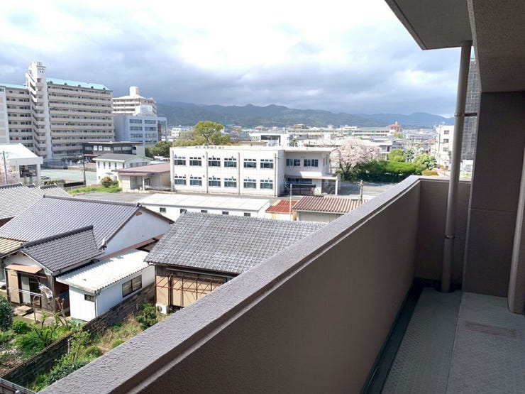 バルコニーは3面あり、お洗濯物干しや憩いの空間として使用できますね