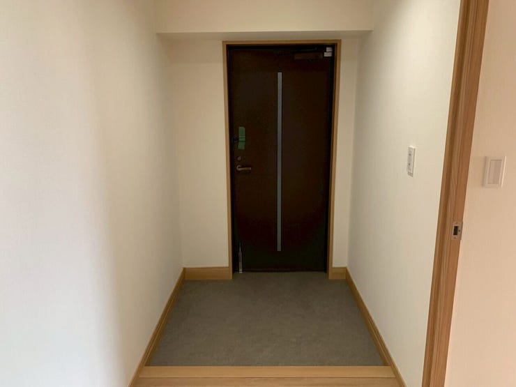 土間が広くシンプルな作りの玄関
