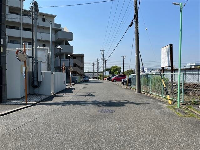 マンション西側前面道路です。
