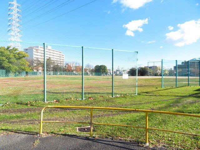 マンション南側にある「白水公園」です。広々とした敷地で、ペットのお散歩や、のびのびとお子様を遊ばせることができそうですね。