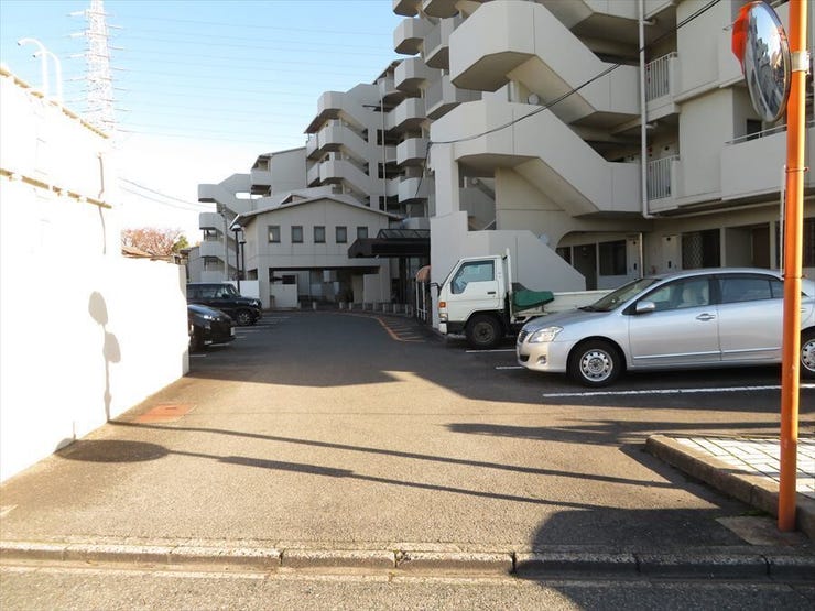 マンション北側駐車場の入口です。