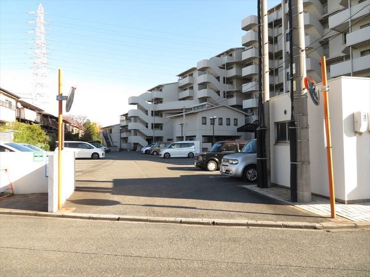 駐車場は、西側前面道路より出入りができます。