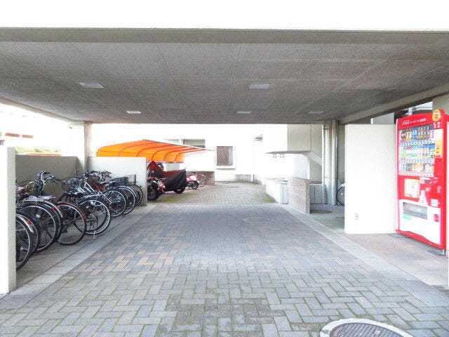 マンション下部にある駐輪場です。自動販売機が設置されています。