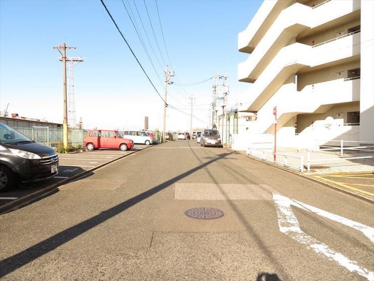 マンション西側前面道路です。