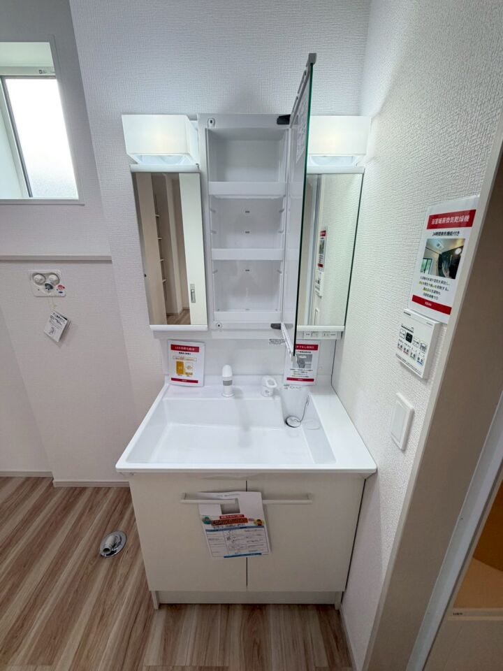 三面鏡のシャンプードレッサー
忙しい朝の身支度もしやすいです。