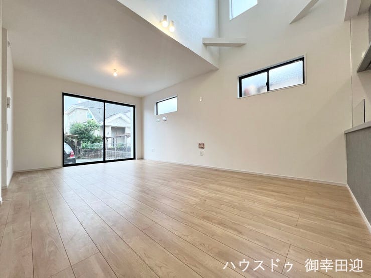 ■安らぎと笑顔の中心地■陽光が優しく降り注ぎ、会話が自然と弾む。ここでは、毎日が特別な時間へと変わります。