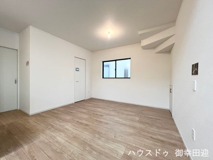 ■安らぎと笑顔の中心地■陽光が優しく降り注ぎ、会話が自然と弾む。ここでは、毎日が特別な時間へと変わります。