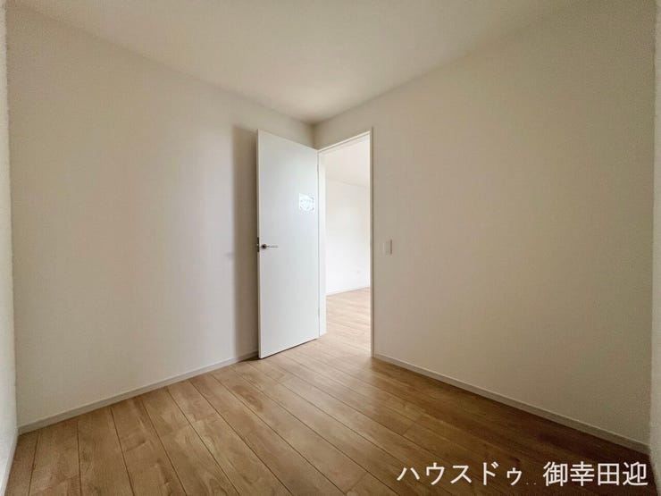 ■2階6.6帖洋室WIC■衣類から小物まで一ヶ所に集約。整理整頓がしやすく、毎日のコーディネートが楽しくなるゆとりの収納です。