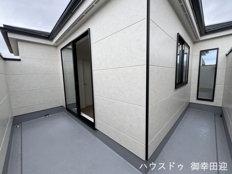■空の下の開放的な特等席■日光浴や読書、外の空気を感じながらリフレッシュ。暮らしを豊かにする、もう一つの心地よい空間です。