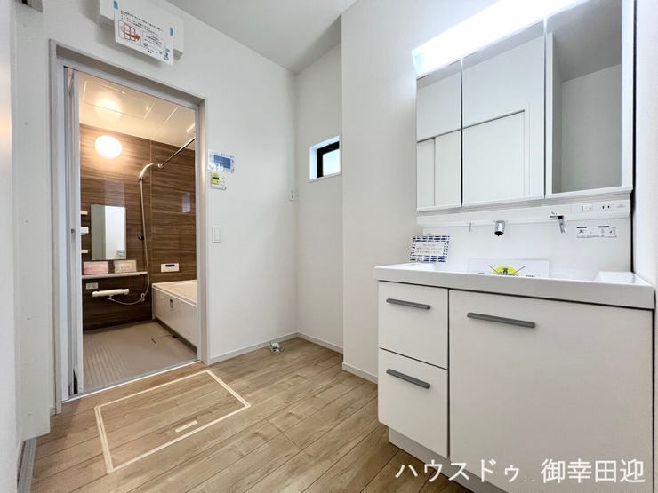 ■清々しいリフレッシュ空間■自分を磨き、気持ちを切り替える。心地よい光が差し込むプライベートスペース。