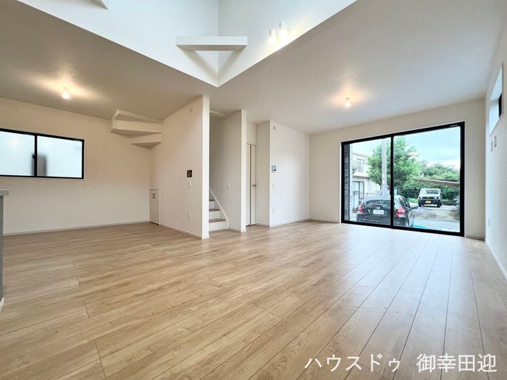 ■安らぎと笑顔の中心地■陽光が優しく降り注ぎ、会話が自然と弾む。ここでは、毎日が特別な時間へと変わります。