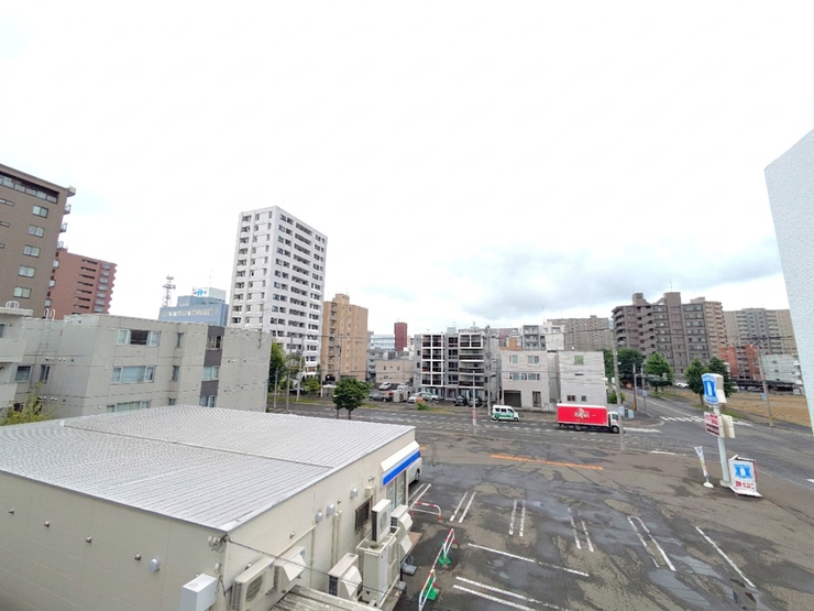 ■眺望■
目の前に高い建物がないため、バルコニーからはすっきりとした開放的な景色が広がります。さらに至近距離にコンビニがあり、日々のちょっとしたお買い物もすぐに済ませられる、生活に便利です☆