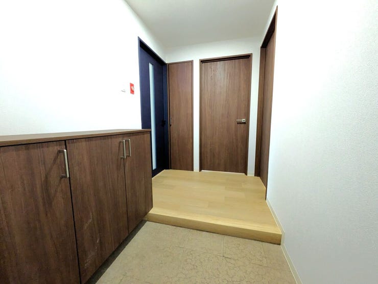 ■玄関■
毎日使う場所だからこそ、無駄のないシンプルな設計で使い勝手の良い玄関。脱ぎ履きがスムーズにできるゆとりを確保しており、いつもスッキリとした状態を保ちやすい、清潔感のあるスマートな空間です◎