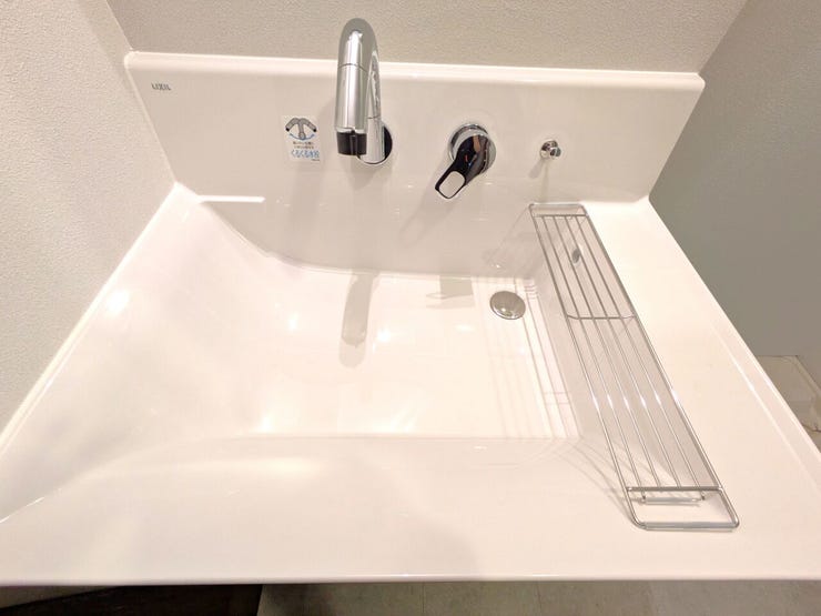 ■洗面台■
使いたい位置に左右に回せる便利な「くるくる水栓」を採用。ハンドソープなどを置くのに便利なウェットパレット付きで、ボウルまわりを綺麗に保てます。毎日の身支度や家事を快適にサポートします。