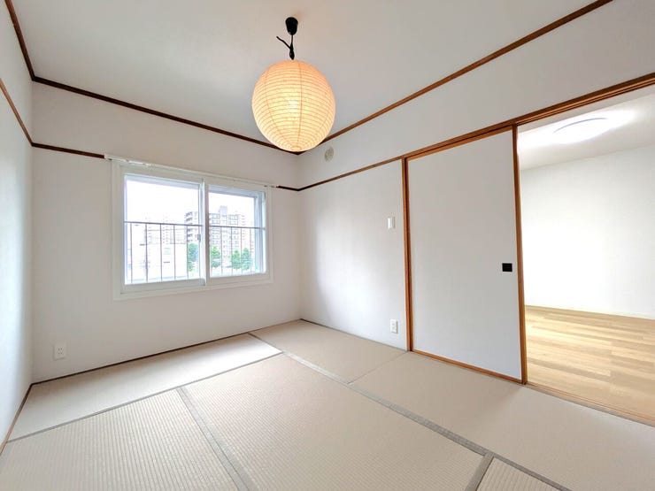 ■和室■
開放的なリビング横の和室は、多用途に使える魅力的な空間。客間としてはもちろん、お子様の遊び場やお昼寝スペースにも使える多様なスペース♪家族が集う、くつろぎの時間を優しく包み込みます。