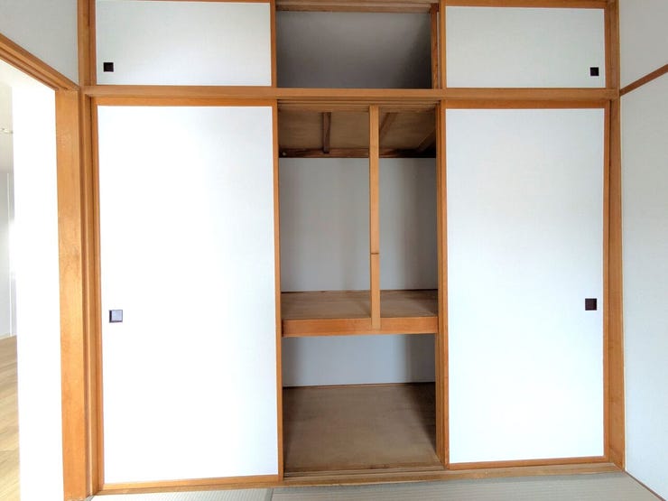 ◆押入◆
壁一面の押入には、衣類や寝具などを収納するのに便利ですね!
スライド式の戸なので、室内の美観を保つのも一役買います♪また、奥行もあります。
和が取り入れられていて、心地よい空間です◎