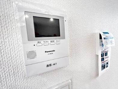 ■カラーインターホン
※完成イメージ
シンプルで使いやすいインターホン。自動録画のほか、手動録画もできます。受話/音量調整、明るさ調整が可能。