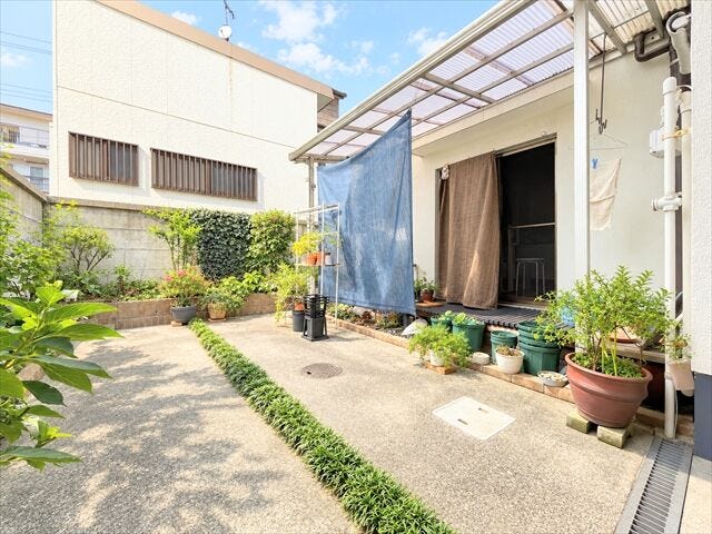 プランターや植木鉢を置いて、野菜や果物、観葉植物、ハーブなどを育てるのもいいですね。