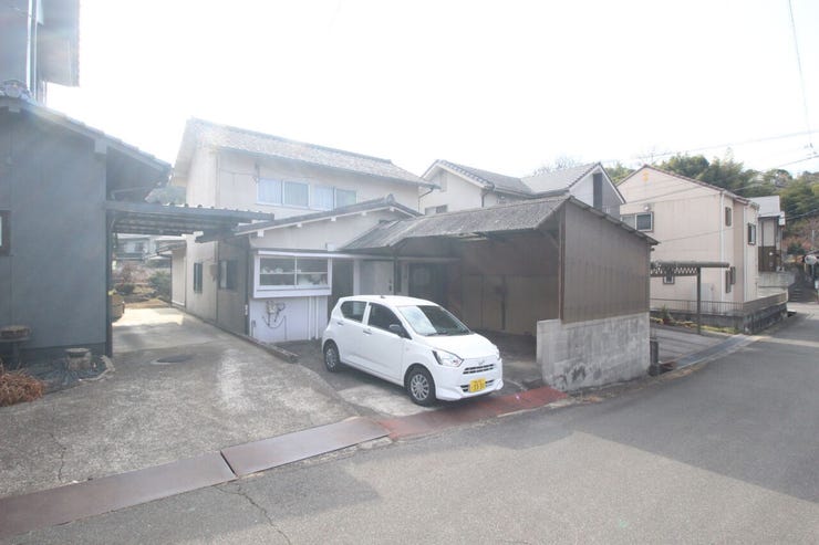 現在古家付きですが解体更地渡しです。お好きなハウスメーカーで建築できます。