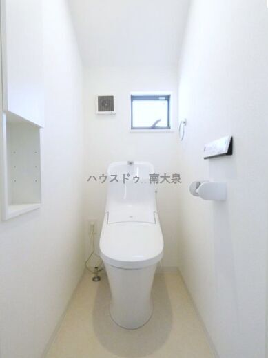 トイレは各階にあり
収納棚も各階備え付け。トイレ横にあるからトイレットペーパー等も目隠し収納可能なのに、お子様も取り出し易いのもポイント!