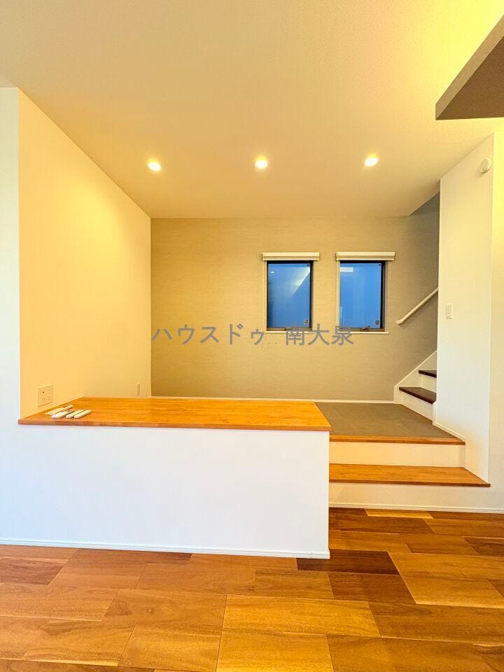 LDK階段前にはなんと和室風な小上がりが!
小上がりに腰かけて台をテーブル代わりにお家カフェ気分も味わえちゃう♪台下には目隠しで荷物も置けます
どんな構造?気になる方は是非一度内覧を!