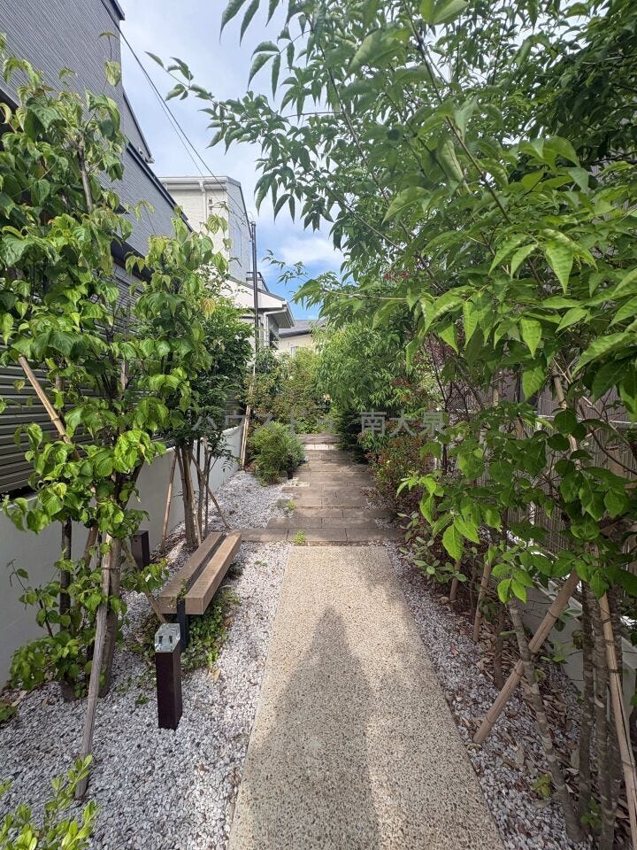 玄関前は秘密基地のようなワクワク感!
小さいベンチもあるから夏に涼みながらお友達とアイス食べたりも楽しそう♪