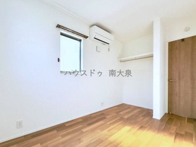 収納ラックにはたくさんお洋服掛けて見せる収納も♪