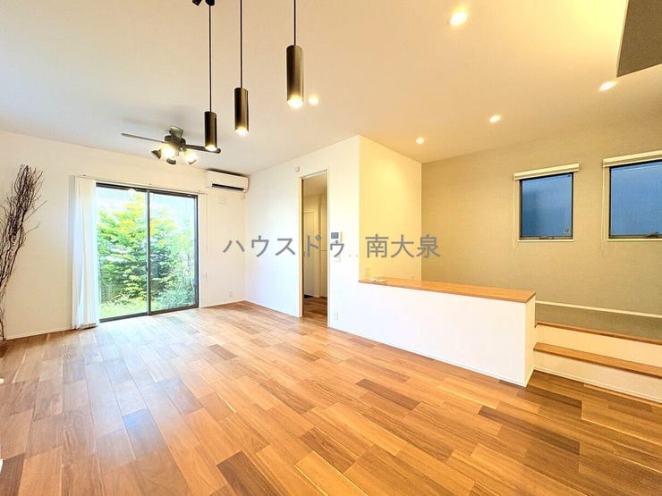 大きな窓からの陽当たり良好!木々のお陰で窓を開けてもプライバシー守られながら解放感ある生活が可能☆
