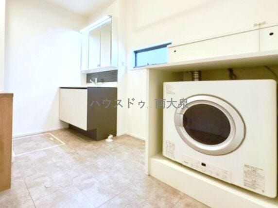 乾燥機
隣には広々洗濯機置き場