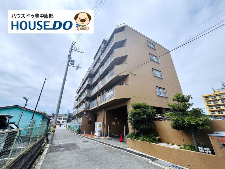 生活利便性が高く、日々の買い物や外出がスムーズに行える点が魅力のマンションです。周辺は落ち着いた住宅街でありながら、飲食店や各種サービス店舗も揃っており、快適にお住まいいただけます。
