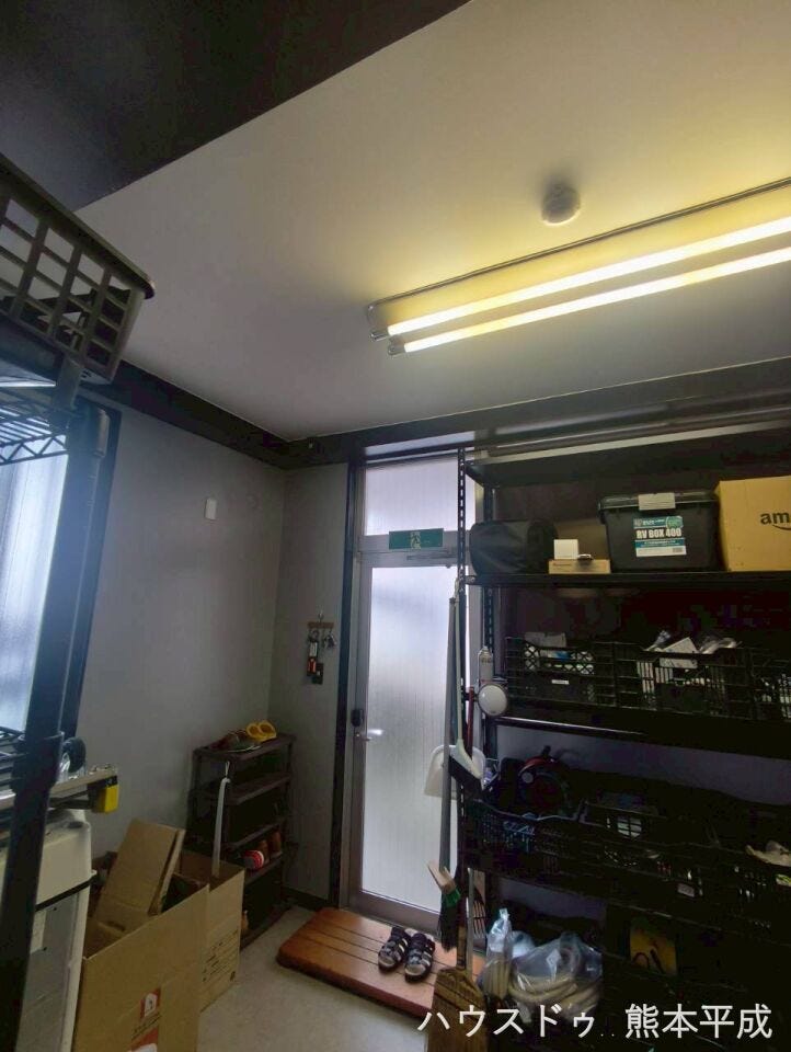 1階事務所奥の倉庫です。工具や在庫を収納できます。