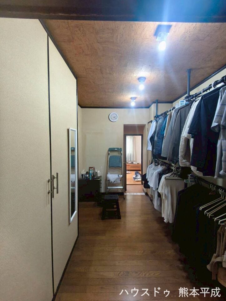 お部屋のような広いクローゼットルームです