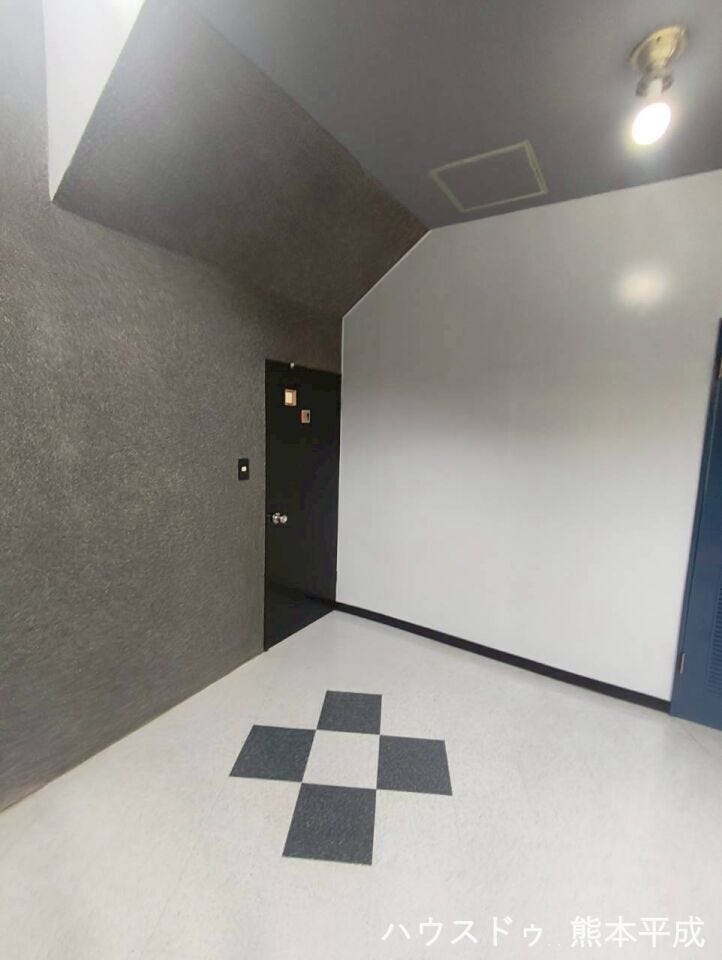 広々とした玄関はモダンな内装になっています