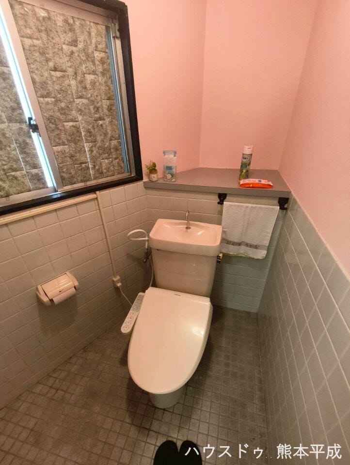 1階にはトイレが2か所あり、こちらは事務所用のトイレです。