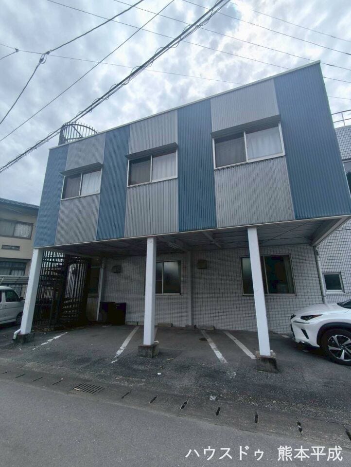 【外観写真】
お客様用駐車場5台分あります(車種による)