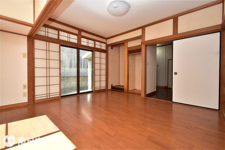 田上台２丁目 中古戸建 【洋室】1階8帖の洋室です！室内程度良好です！南向きで日当たり良好な室内です♪