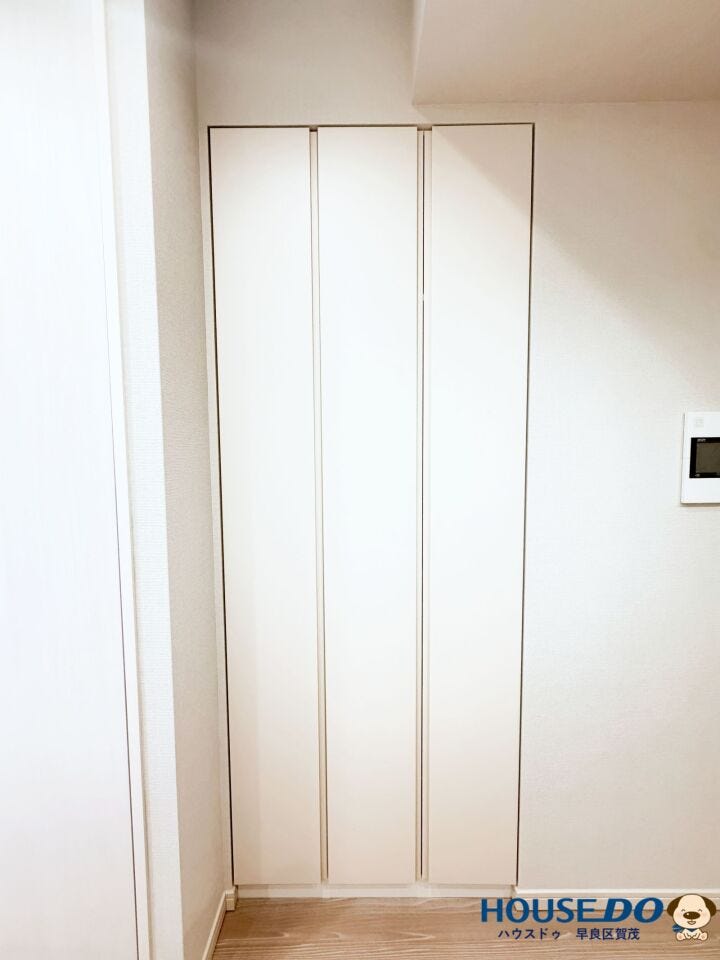リビング収納として活用できる納戸を完備。
生活感の出やすい物もまとめて収納できます