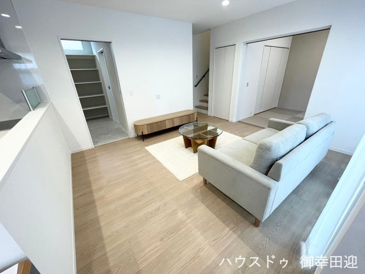 ■安らぎと笑顔の中心地■陽光が優しく降り注ぎ、会話が自然と弾む。ここでは、毎日が特別な時間へと変わります。