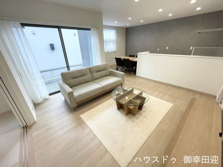 ■安らぎと笑顔の中心地■陽光が優しく降り注ぎ、会話が自然と弾む。ここでは、毎日が特別な時間へと変わります。