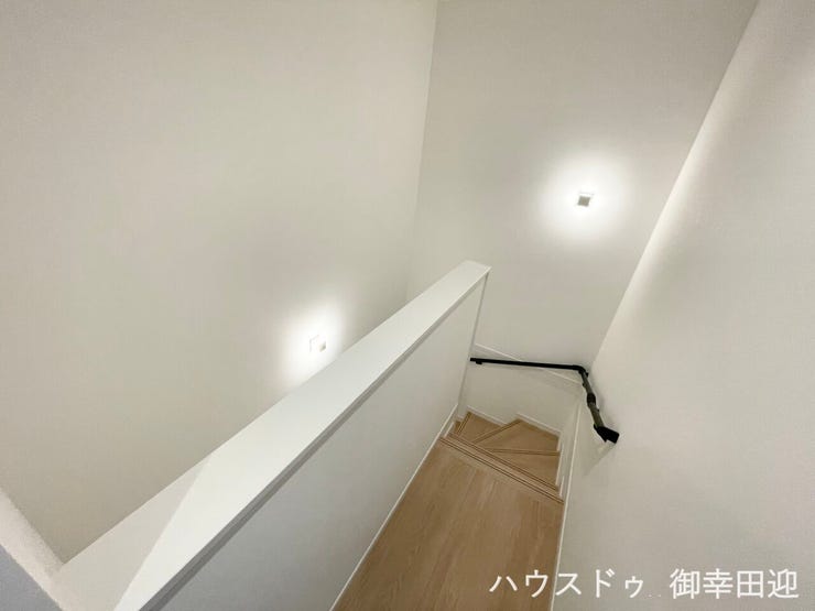 ■暮らしを繋ぐ、明るい動線■手すりもあり、安全で快適な住まい。家族の生活を支える縦の繋がりです。