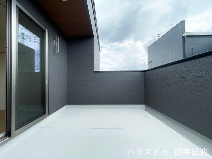■空の下の開放的な特等席■日光浴や読書、外の空気を感じながらリフレッシュ。暮らしを豊かにする、もう一つの心地よい空間です。