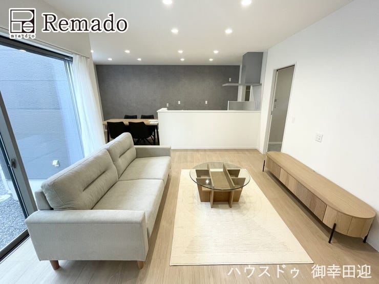 【リビング】
■家族の笑顔が集う中心地■お気に入りの家具を迎え、窓からは心地の良い光が差し込みます。