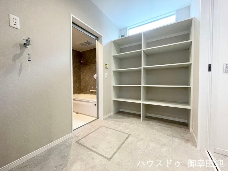 ■脱衣所■身支度や洗濯など、毎日の家事動線に配慮した使いやすい空間。ゆとりある設計で、暮らしに快適さと機能性をプラスします。