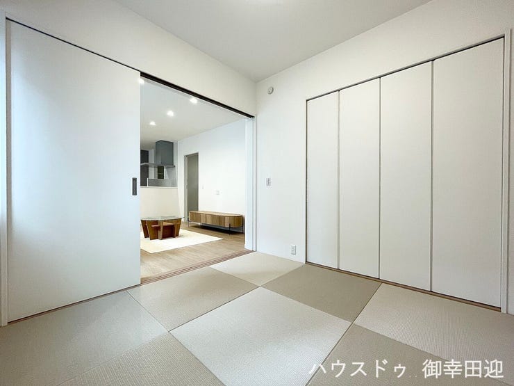■1階4.5帖和室■ゲストをもてなし、昼寝や家事にも使える、畳のぬくもりが心地よい多目的万能スペース。