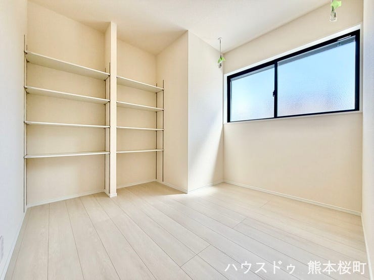 ■ランドリールーム■壁一面の大容量収納棚を完備!タオルや洗剤、ストック品もたっぷりしまえて、生活感の出やすいランドリー周りをいつでもすっきり保てます。