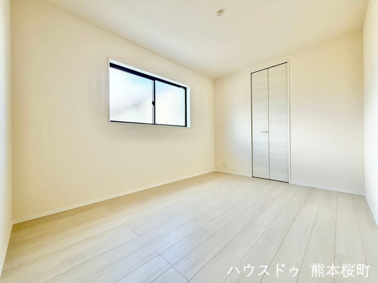 ■2階6帖洋室■寝室、書斎、趣味の部屋。家族の成長やライフスタイルに合わせ、様々な使い方ができる快適な空間です。
