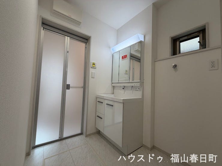 節水機能と使いやすい設計の洗面化粧台を備えた、ゆったり広さの洗面所です!
