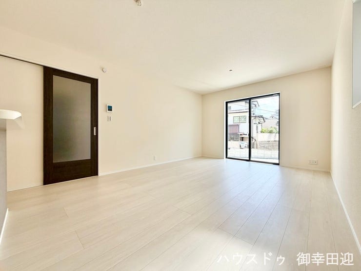 ■安らぎと笑顔の中心地■陽光が優しく降り注ぎ、会話が自然と弾む。ここでは、毎日が特別な時間へと変わります。