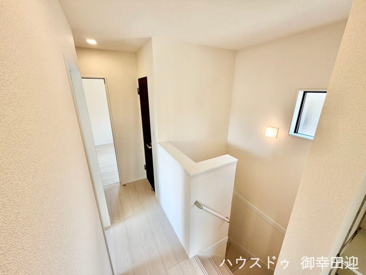 ■暮らしを繋ぐ、明るい動線■採光窓から光が差し込み、足元を優しく照らす。安全で快適な、家族の生活を支える縦の繋がりです。