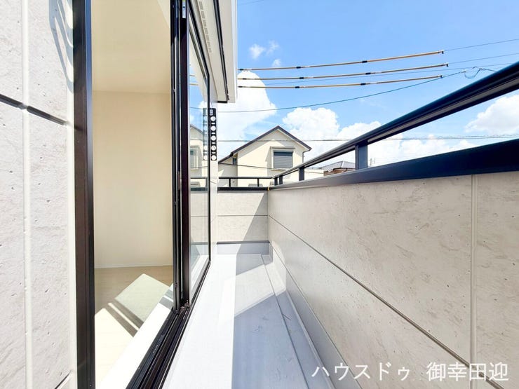 ■空の下の開放的な特等席■日光浴や読書、外の空気を感じながらリフレッシュ。暮らしを豊かにする、もう一つの心地よい空間です。